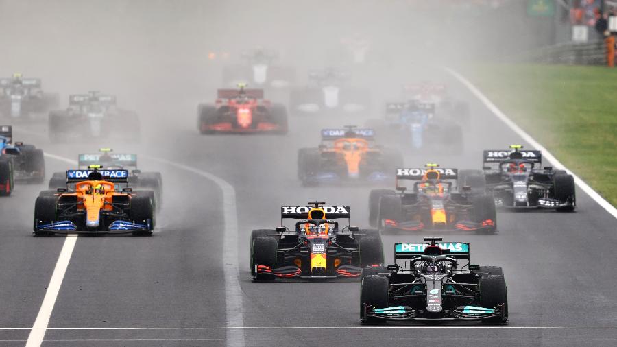Tudo corria bem após a largada do GP da Hungria. Verstappen perseguia Hamilton, até ser jogado para fora da pista em grande acidente - Bryn Lennon/Getty Images