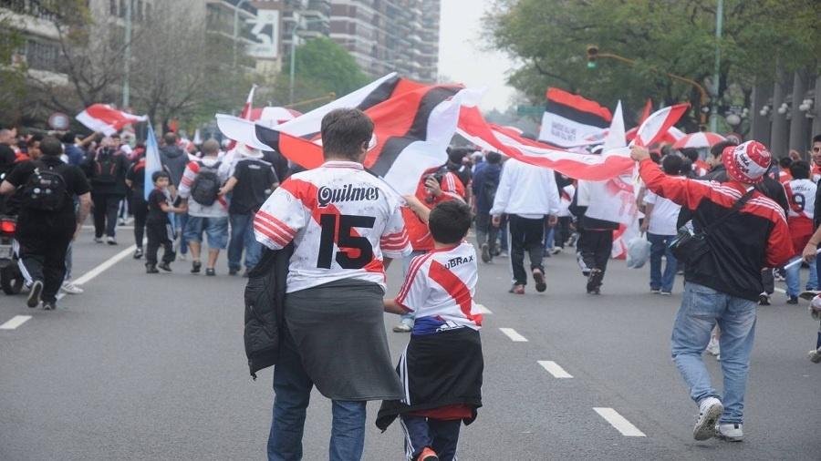 Torcedores do River Plate chegam ao Monumental de Núñez na volta do público aos estádios - Divulgação CARP