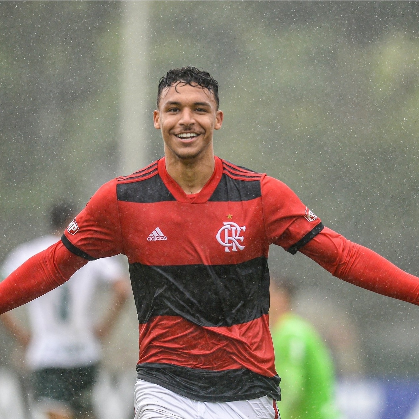 Flamengo e Seleção Brasileira sub-17 vencem com lances polêmicos