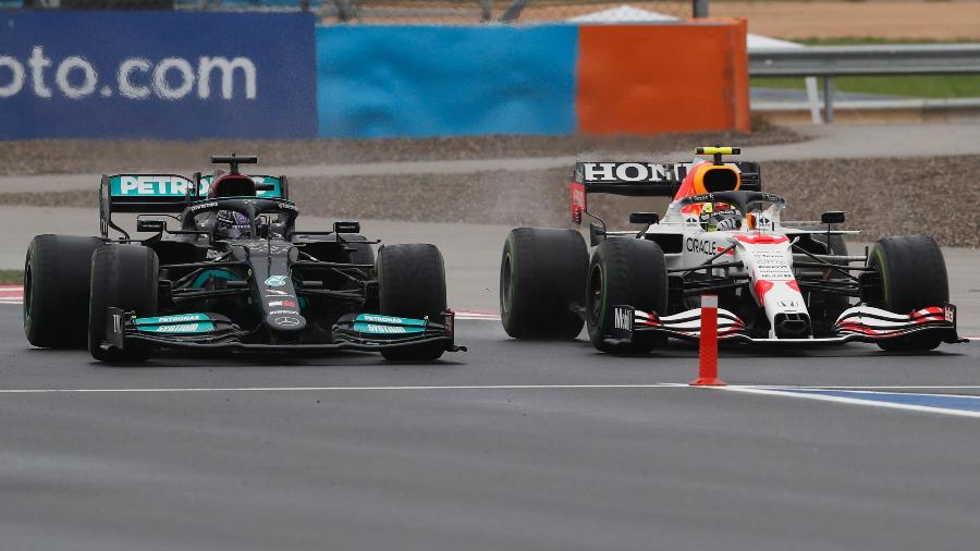 Lewis Hamilton e Sergio Pérez brigam por posição durante GP da Turquia - Murad Sezer/Reuters