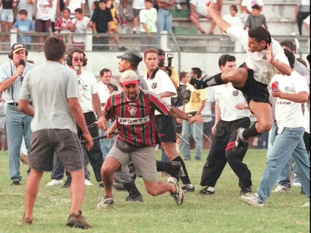 Brasileiro: 22 anos depois, Ricardo Pinto relembra barbárie em Flu x  Atlético-PR de 96 - Futebol - UOL Esporte
