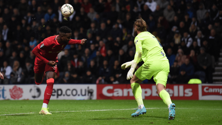 Divock Origi faz "gol escorpião" contra o Preston North End na Copa da Liga - Twitter/Liverpool