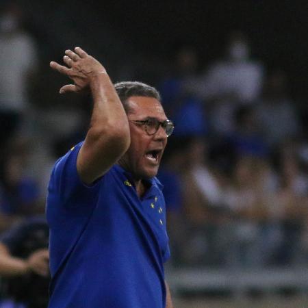 Vanderlei Luxemburgo comanda o Cruzeiro contra o Brusque pela Série B - Fernando Moreno/AGIF