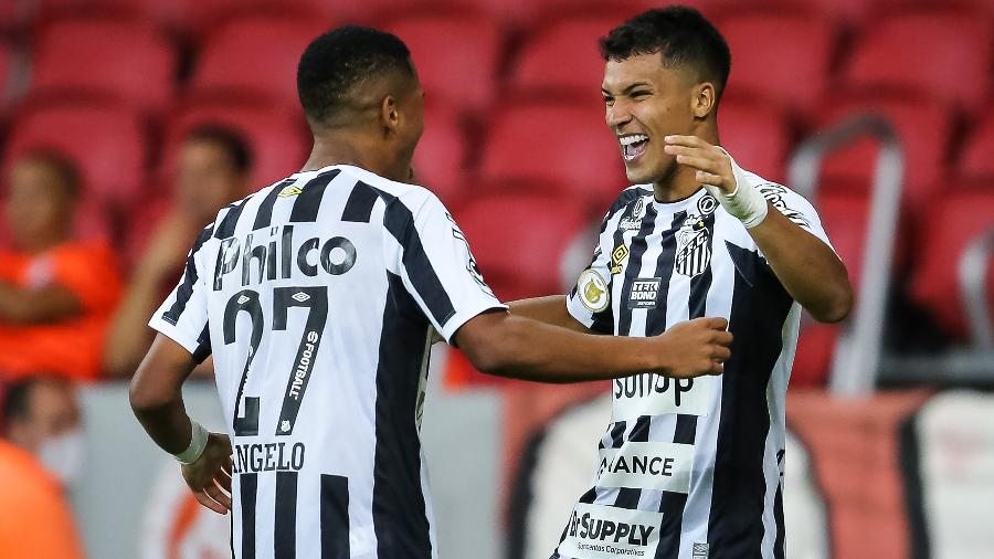 Marcos Leonardo comemora gol do Santos no empate contra o Internacional, pelo Campeonato Brasileiro - Pedro H. Tesch/AGIF