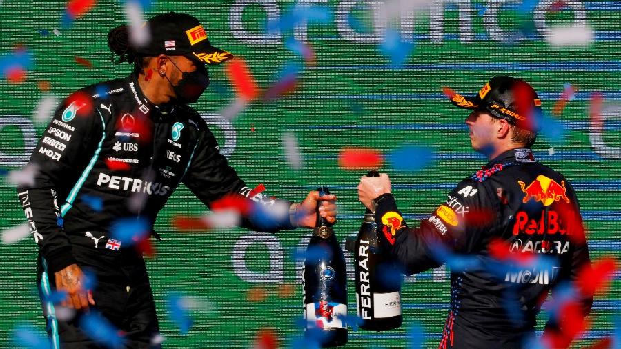 Lewis Hamilton e Max Verstappen se cumprimentam no pódio do GP dos EUA de Fórmula 1 em 2021 - REUTERS/Brian Snyder/File Photo