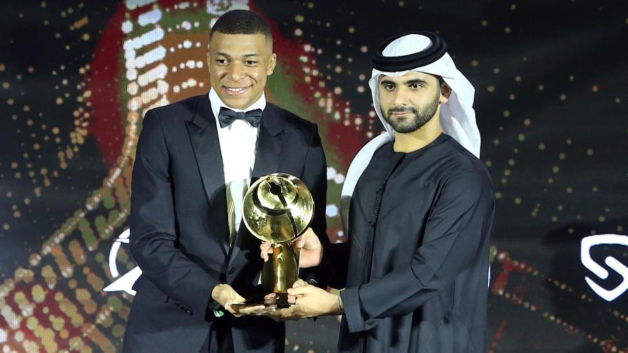Mbappé recebe o Globe Soccer de melhor jogador do mundo em 2021 - SATISH KUMAR/REUTERS