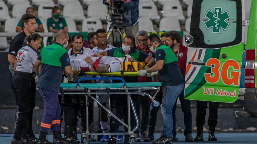 Pineida, do Fluminense, deixa o Estádio Nilton Santos de ambulância após choque na cabeça, mas já teve alta - MAGA JR/O FOTOGRÁFICO/ESTADÃO CONTEÚDO