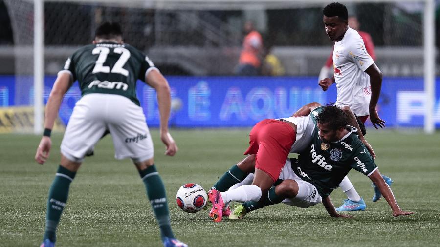 Scarpa disputa lance em partida do Palmeiras contra o Red Bull Bragantino -  Ettore Chiereguini/AGIF