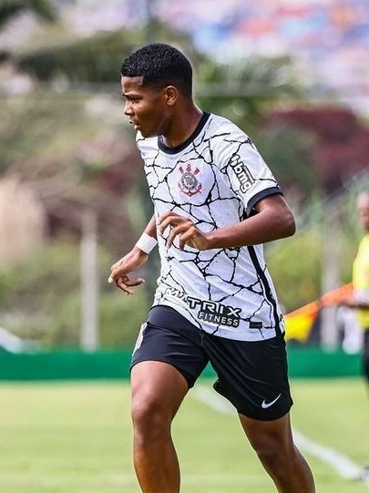 Wesley balança as redes pela primeira vez como profissional do Corinthians