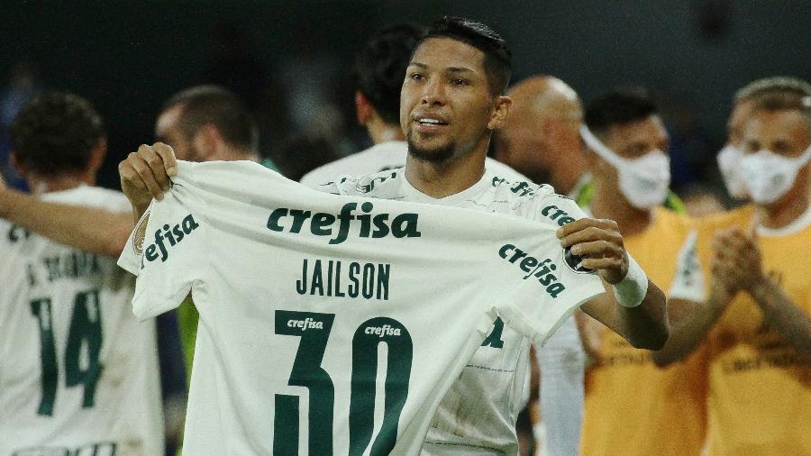 Rony homenageou o volante Jailson, que rompeu o ligamento do joelho, ao comemorar gol marcado pelo Palmeiras sobre o Emelec - API/AGIF
