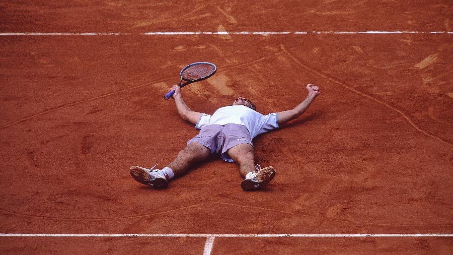 Brasileiro desenhou um coração e se deitou em quadra após vitória em Roland Garros em 2001 - Clive Brunskill /Allsport via Getty Images