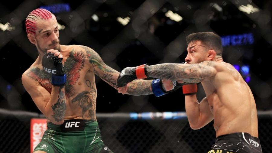 A luta entre o brasileiro Pedro Munhoz e Sean O"Malley, no UFC 276, foi encerrada após dedada no olho - Carmen Mandato/Getty