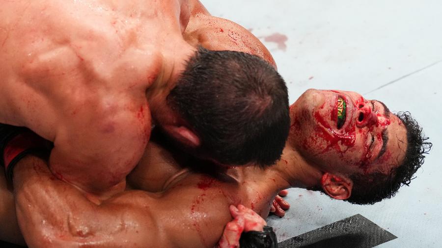 Paulo Borrachinha, com o rosto ensanguentado na luta contra Luke Rockhold, no UFC 278 - Josh Hedges/Zuffa LLC