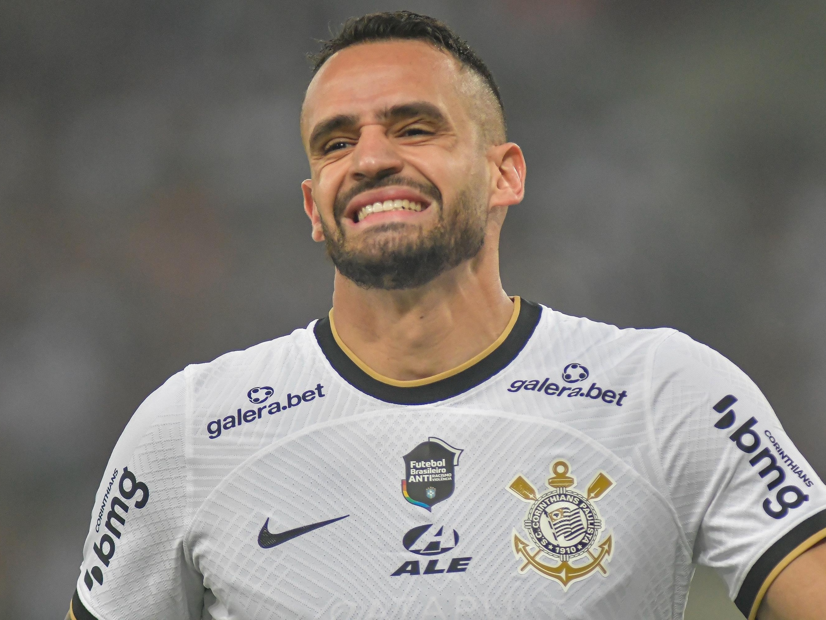 Corinthians volta a oscilar em 'jogo menor', mas avança; agora é