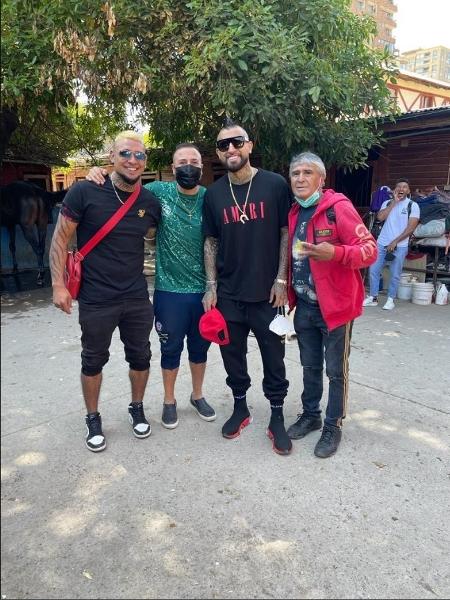 Vidal, do Flamengo, publicou foto ao lado do pai em homenagem nas redes sociais - Reprodução Twitter