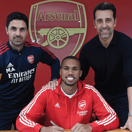 Gabriel Magalhães assina renovação de contrato com o Arsenal. - Reprodução/Arsenal