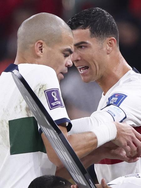 Pepe entrega a faixa de capitão para Cristiano Ronaldo em Portugal x Marrocos. - eCaoCan