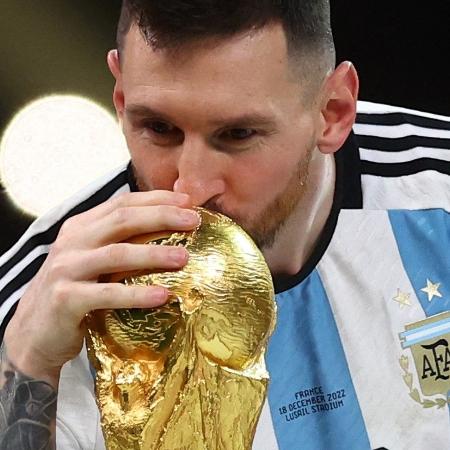 Lionel Messi beija taça da Copa do Mundo após vitória da Argentina x França - Carl Recine/Reuters