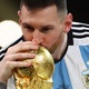 Messi explica beijo na taça da Copa: 'Ela me chamou: venha me agarrar'