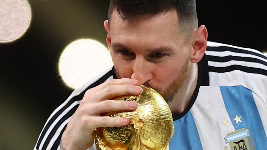 Lionel Messi beija taça da Copa do Mundo após a final da Copa do Qatar, em 2022