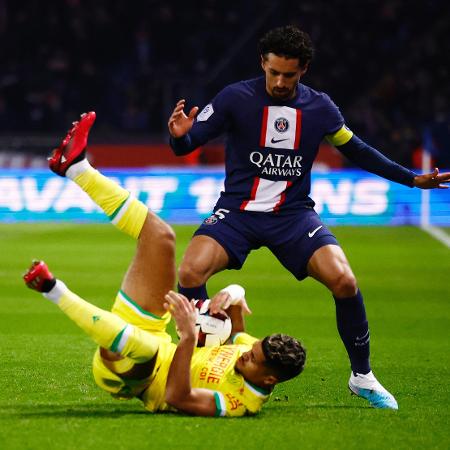 Marquinhos divide com adversário durante partida entre PSG e Nantes no Campeonato Francês