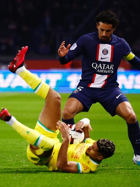 Marquinhos divide com adversário durante partida entre PSG e Nantes no Campeonato Francês - REUTERS/Sarah Meyssonnier