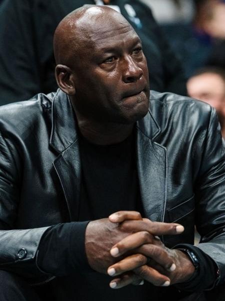 Michael Jordan assistindo a partida do Charlotte Hornets - Jacob Kupferman/Getty Images