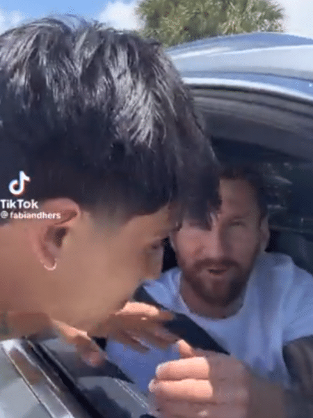 Fã encontra Messi parado no trânsito e pede um beijo