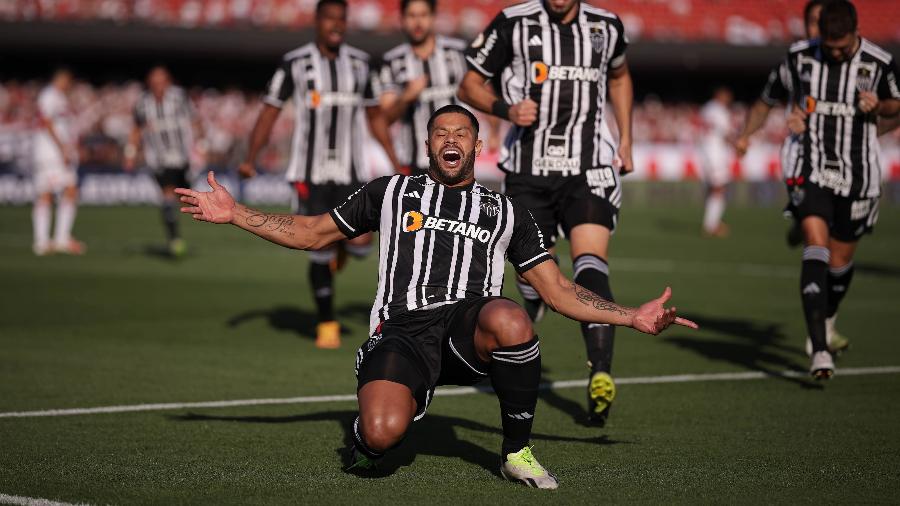 Hulk comemora gol de falta em jogo entre São Paulo e Atlético-MG pelo Campeonato Brasileiro