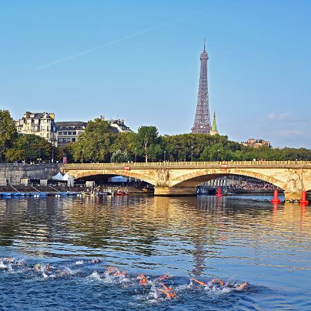 Prova da Women World Triathlon no Rio Sena, em Paris, na França