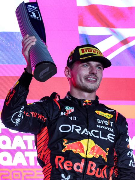 Verstappen, já campeão do Mundial de 2023, comemora no pódio a vitória no GP do Qatar