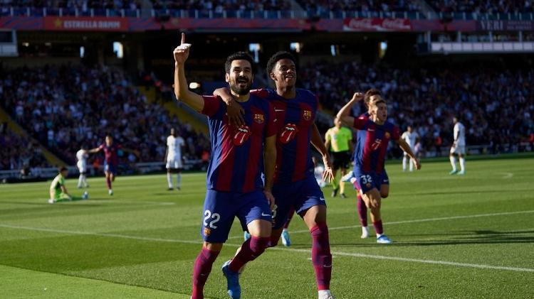 Gundogan comemora após marcar para o Barcelona contra o Real Madrid no Espanhol
