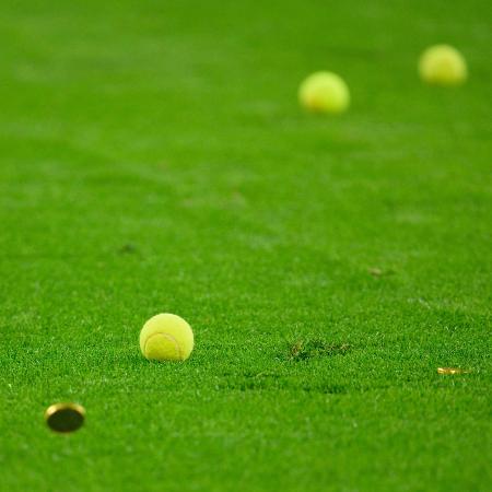 Bolinhas de tênis e doces são arremessados por torcedores durante partidas do Campeonato Alemão