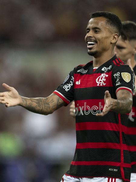 Allan comemora durante jogo do Flamengo - Jorge Rodrigues/AGIF