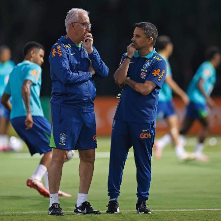 Dorival Jr e Rodrigo Caetano conversam em treinamento da seleção brasileira