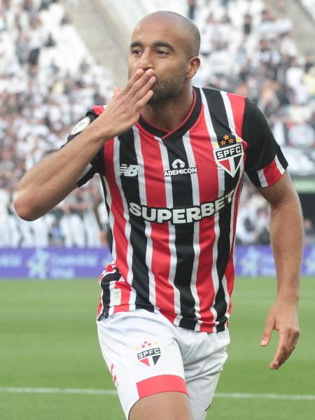 Lucas comemora gol em Corinthians x São Paulo, embate do Campeonato Brasileiro