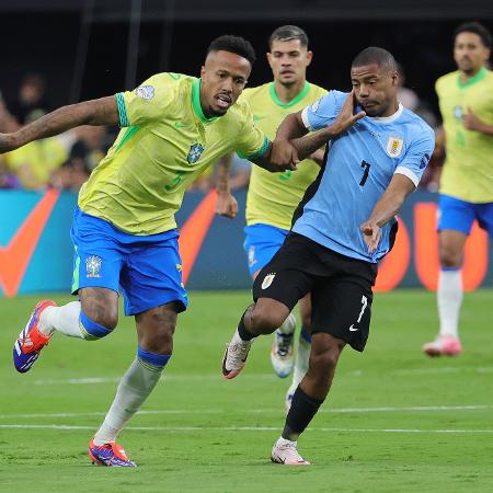 Militão, do Brasil, disputa a bola com De La Cruz durante jogo contra o Uruguai pela Copa América