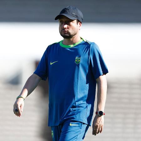 Técnico Arthur Elias durante treino da seleção brasileira feminina de futebol para as Olimpíadas