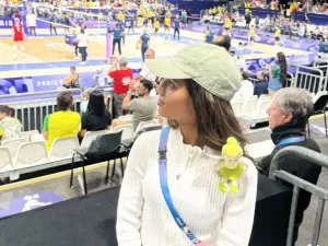 Vitórias no vôlei e no futebol: Rayssa Leal vive dias de torcedora em Paris