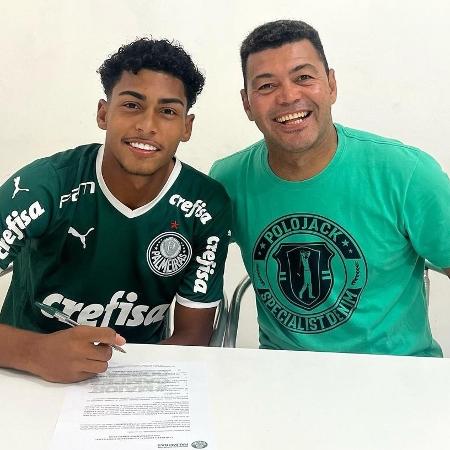 Luighi e seu pai Alex Santos, no dia da assinatura de seu primeiro contrato profissional com o Palmeiras