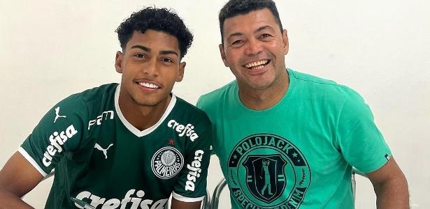 Pai de Herói do Palmeiras Vende Capas de Chuva no Allianz