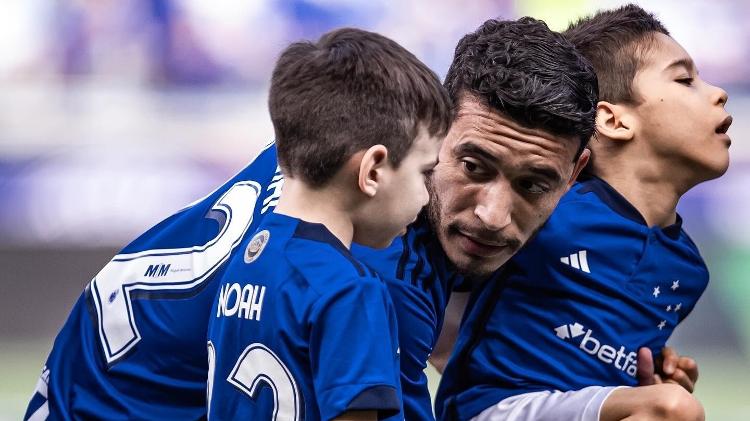 William, lateral-direito do Cruzeiro, ao lado dos filhos, Pedrinho e Noah