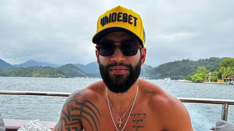 Gusttavo Lima, com boné da Vai de Bet