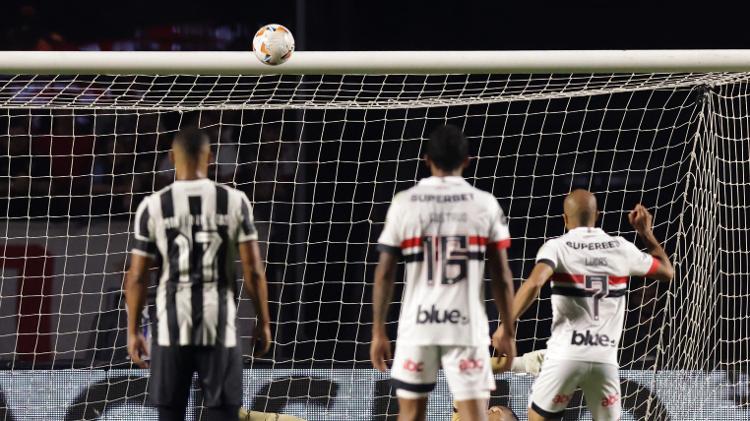 Lucas cobrou pênalti na trave durante São Paulo x Botafogo, duelo da Libertadores