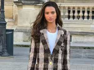 Rayssa Leal assiste a desfile no Paris Fashion Week e posa com bolsa de R$ 20 mil