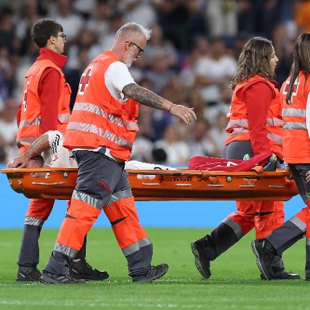 Carvajal, do Real Madrid, deixa o campo de maca após sofrer lesão no jogo contra o Villarreal