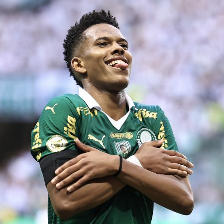 Estêvão replica a comemoração de Cole Palmer, destaque do Chelsea
