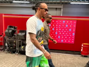 Hamilton chega ao GP de São Paulo com camisa de Senna e calça do Brasil