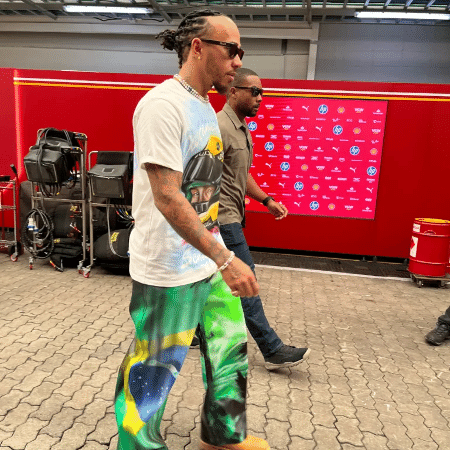 Lewis Hamilton, com camiseta de Ayrton Senna e calça do Brasil, no GP de São Paulo