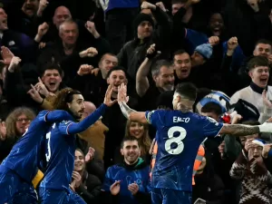 Chelsea bate Brentford e se aproxima do líder Liverpool no Inglês; Tottenham goleia